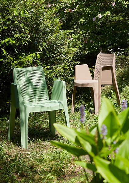 colección de muebles de plástico reciclado