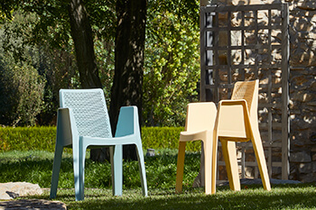 sillas fabricadas con plástico reciclado