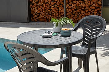silla y mesa de plástico para exterior
