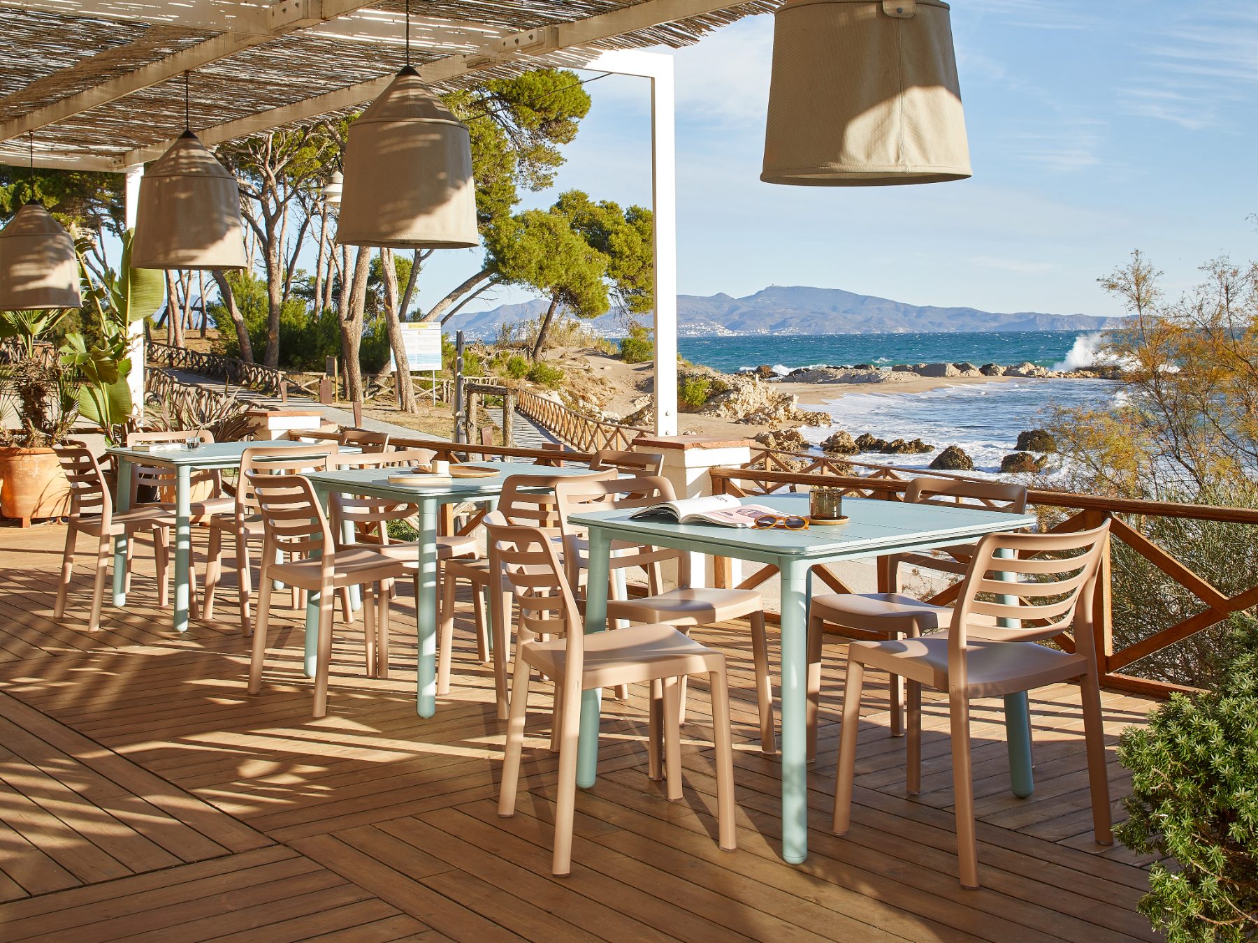 Terraza de hostelería junto al mar con sillas Wind de Garbar