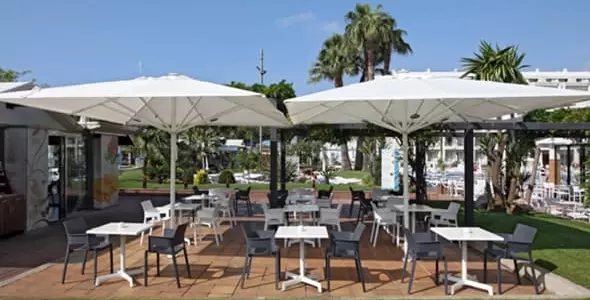 parasol excentrico para terraza de bar