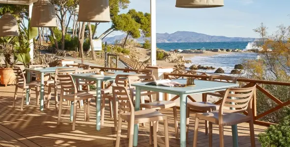 Terraza de hostelería con sillas Wind de Garbar junto al mar