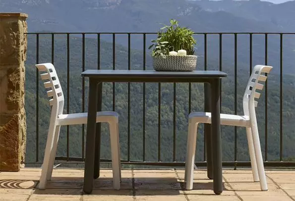 Sillas Wind de Garbar en una terraza
